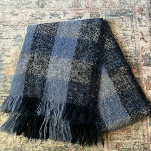Francesca’s blue patterned winter scarf